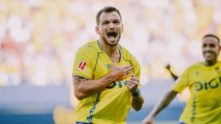 El jugador del Cádiz Tabatadze celebra el 2-1 ante el ALbacete golpeándose el pecho mientras Roger llega corriendo por detrás a abrazarlo.