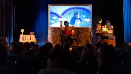 Actor en el escenario en el teatro infantil de San Fernando.