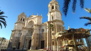 Cielos despejados en la catedral de Cádiz en un fin de semana marcado pro los vientos en la ciudad.