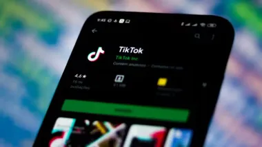 Teléfono móvil con Tiktok.