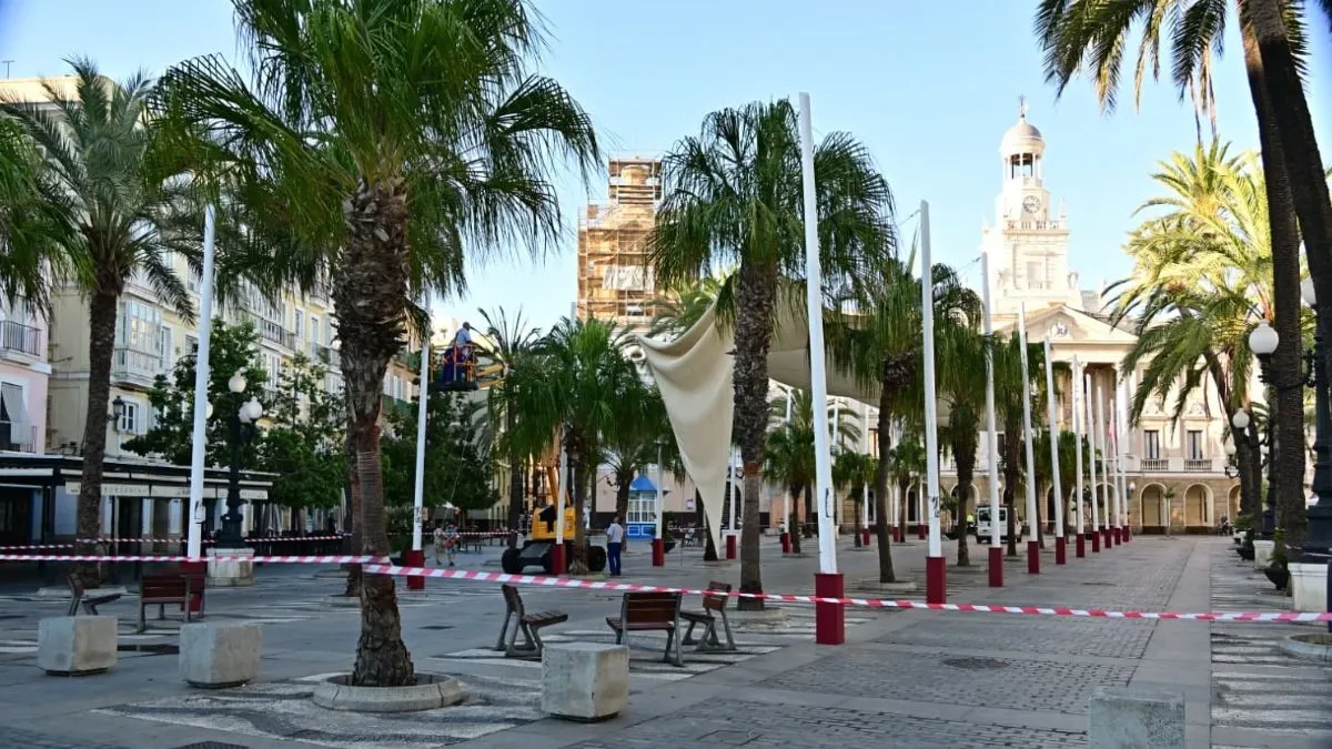Toldos retirados en la Plaza de San Juan de Dios para el Cádiz Romana