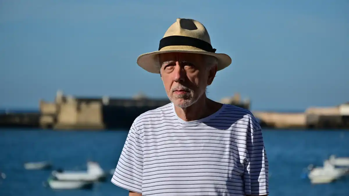 El director Fernando Trueba ante las cámaras en el photocall de La Caleta, vestido con un toque marinero.