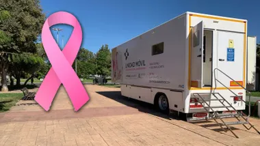 Unidad móvil contra el cáncer de mama en Rota y un lazo rosa a la izquierda.
