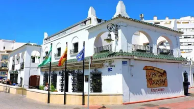 Fachada encalada en blanco de la "Venta de Vargas" en La Isla.