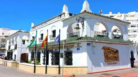 Fachada encalada en blanco de la "Venta de Vargas" en La Isla.