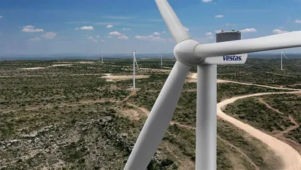 Campo con diferentes generadores de color blanco de Vestas Eólica.
