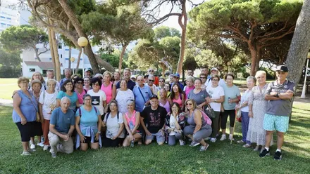 Personas mayores posan en grupo habiendo participado en el programa inaugural de Vida Activa en Rota.