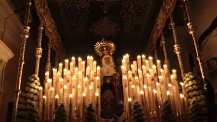 Virgen de la Esperanza de San Fernando en su paso de palio transitando por una calle de La Isla.