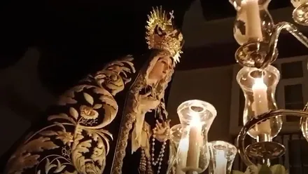 Imagen nocturna de la Virgen de Gracia y Esperanza por las calles de San Fernando.