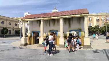 Un grupo de escolares visita la Domus Balbi en la plaza de San Antonio, una recreación efímera que evoca la arquitectura doméstica romana vinculada a la familia de Balbo.