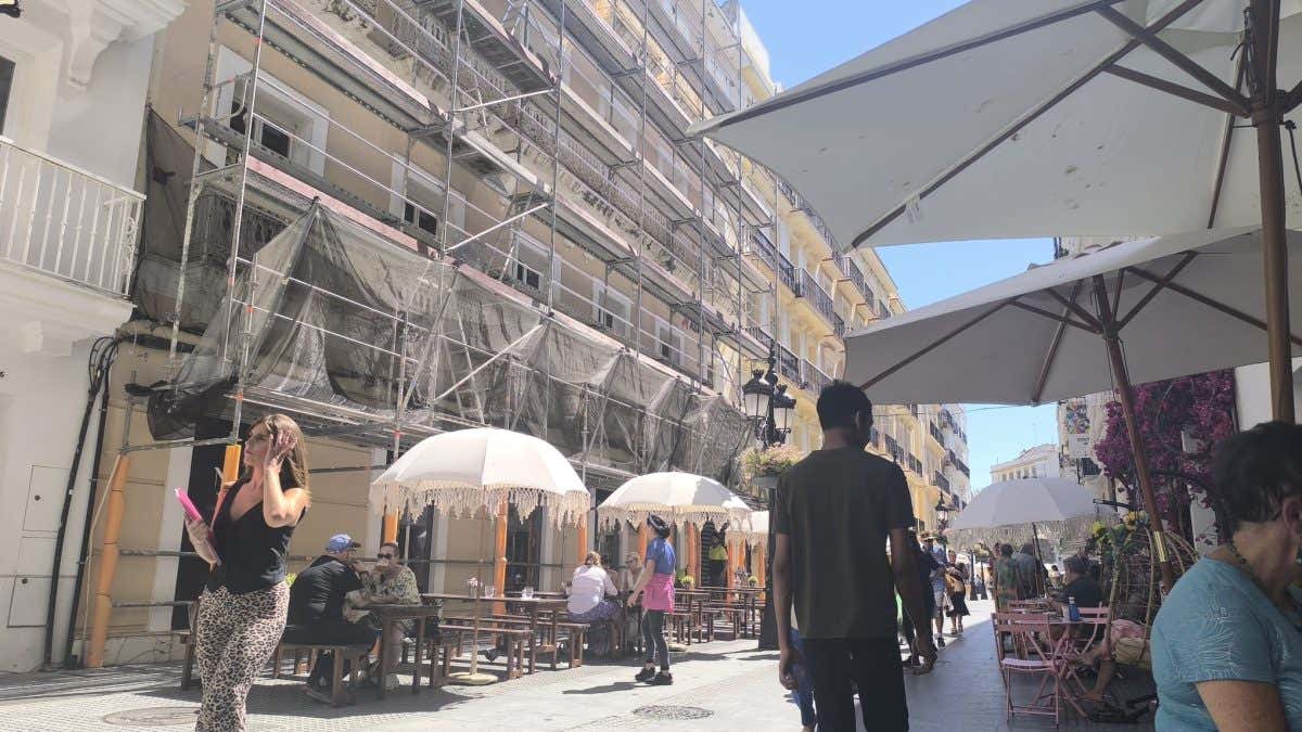 Fachada del edificio en obras con los andamios a mayor altura, pero ya con barandillas de seguridad.