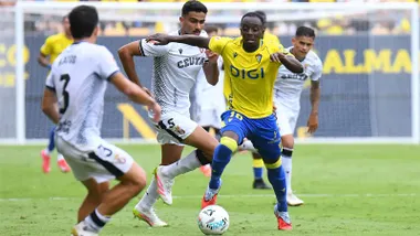 Diarrá conduce el balón después de irse del mediocentro de la AD Ceuta Youness y se acerca al ex cadista Mato. Foto: Cádiz CF.