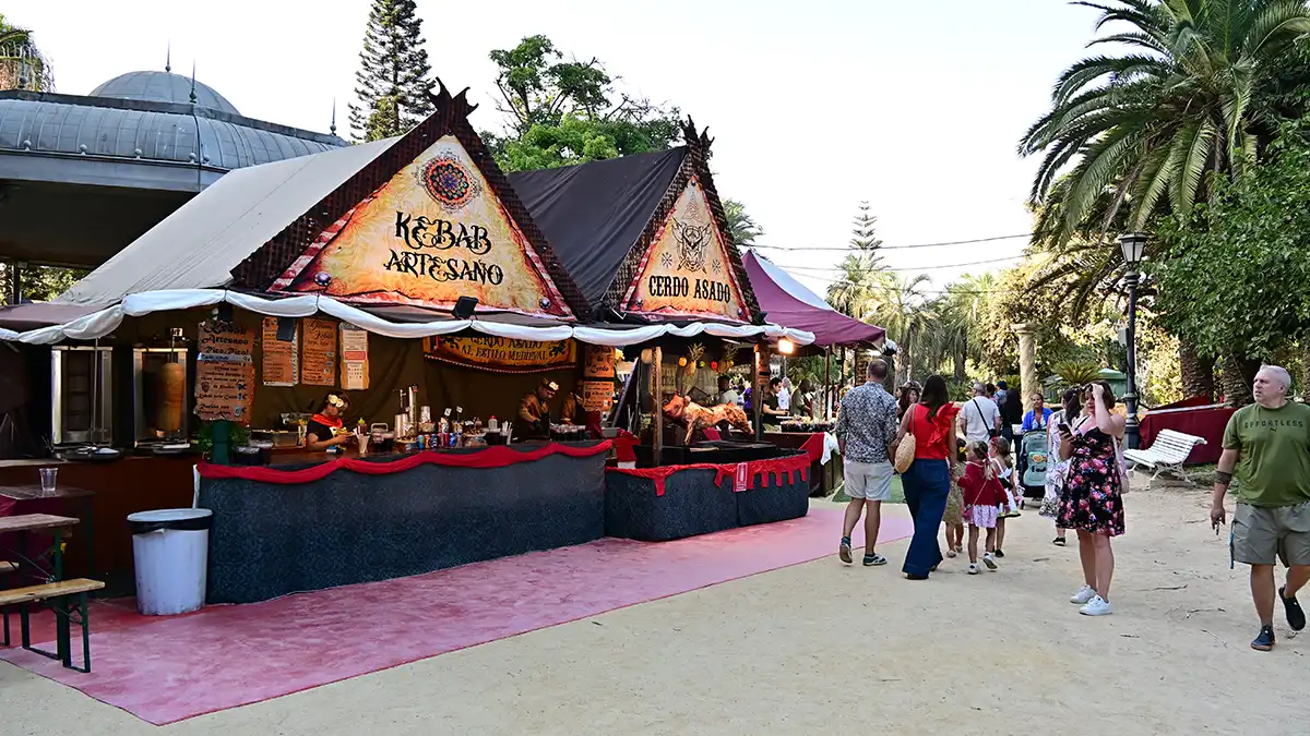 Dos casetas en la zona d erestauración del Mercado Romano, con el cartel de Kebabs y cerdo asado.