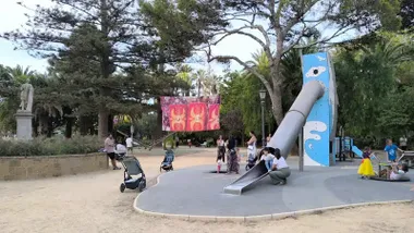 Cartel colocado este lunes en la zona de juegos infantiles del Parque Genovés, donde juegan un grupo de niños y niñas