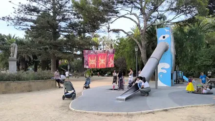Cartel colocado este lunes en la zona de juegos infantiles del Parque Genovés, donde juegan un grupo de niños y niñas