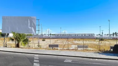 Estado este 12 de septiembre del solar en el que se ha proyectado el nuevo hospital. El cartel que anunciaba el proyecto está descolorido y por el tiempo