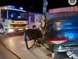 Aparatoso accidente en Sanlúcar con un turismo volcado y una mujer atrapada en el interior