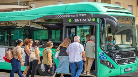 Gente de San Fernando subiendo al autobus