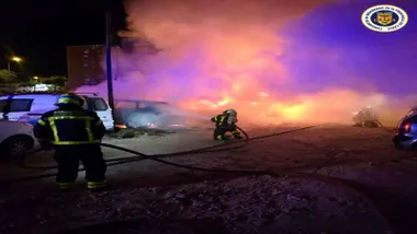 Cinco coches calcinados y más de una decena dañados en San Juan Bosco, San Fernando