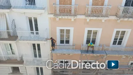 La escalofriante imagen de la inconsciencia: obreros sin protección en un andamio en la Calle Nueva de Cádiz