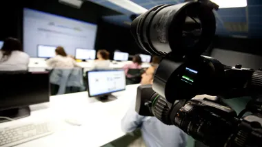 Cámara de televisión en una clase universitaria