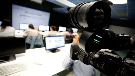Cámara de televisión en una clase universitaria