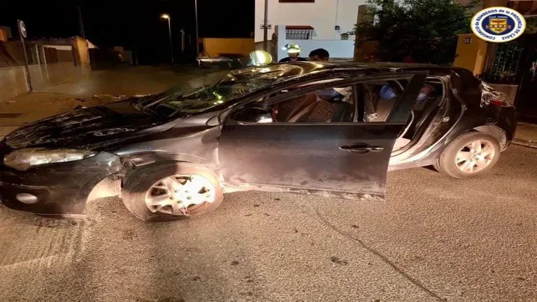 Aparatoso accidente en Sanlúcar con un turismo volcado y una mujer atrapada en el interior