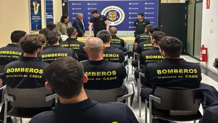 Bomberos en una reunión de formación