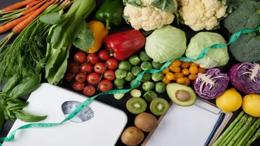 Verduras y un peso junto a un metro.