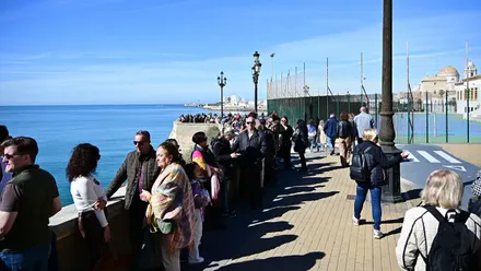 Decenas de personas hacen cola en uno de los actos gasronómicos previos al último Carnaval de Cádiz.