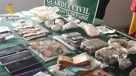 Drogas y dinero incautado.