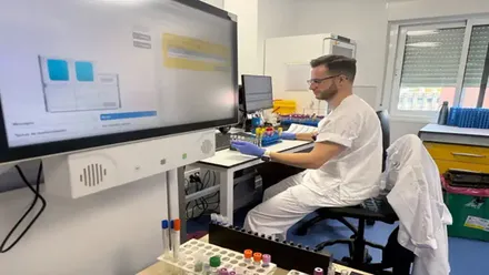 Personal sanitario en un laboratotio