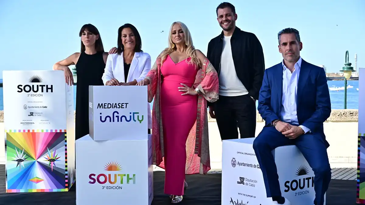 Elenco y equipo técnico de la seria 'La Húngara, del escenario a la pantalla' esta semana en el photocall