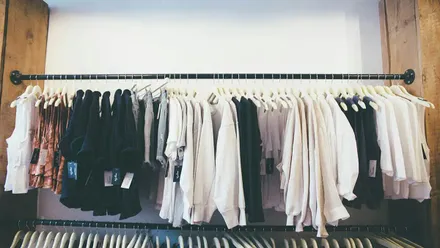 Expositor de ropa.