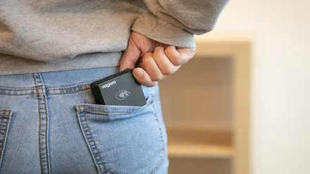 Persona con el movil en el bolsillo del pantalón.