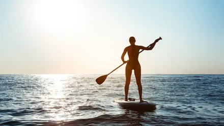 Paddle surf: el deporte acuático que conquista playas, ríos y lagos