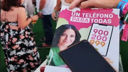 Folleto con el teléfono de atención a la mujer 900 200 999.
