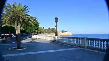 Cielo despejado en la Alameda de Cádiz con el mar y el Baluarte de la Candelaria al fondo.