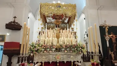 paso de la virgen dentro de la iglesia