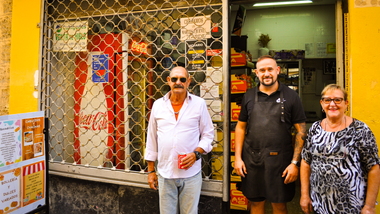 Dueño del negocio frente a su local, Casa Chari