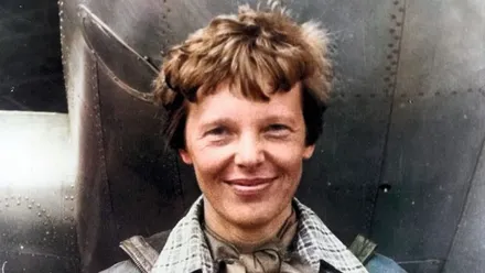 Amelia Earhart delante de un avión.