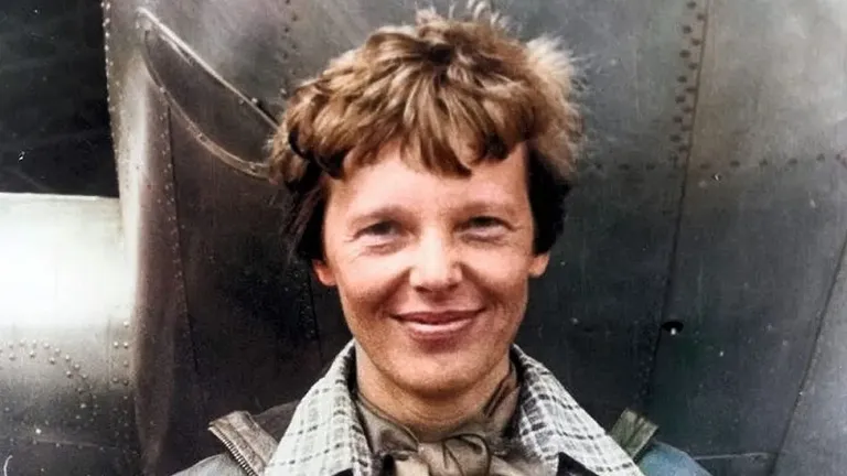 Amelia Earhart delante de un avión.