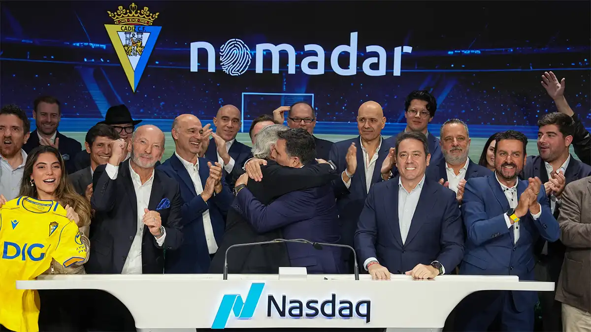 El abrazo entre Vizcañino y Contreras al te´rminod e la ceremonia. Foto: X de Nasdaq Exchange