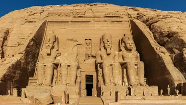 Fachada monumental del templo de Abu Simbel en Egipto.