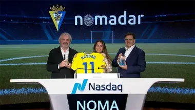 Acto de inicio de la cotización de Nomada, con la presentadora posando con una camiseta del Cádiz junto al presidente y el vicepresidente de la entidad, Manuel Vizcaíno y Rafael Contreras.