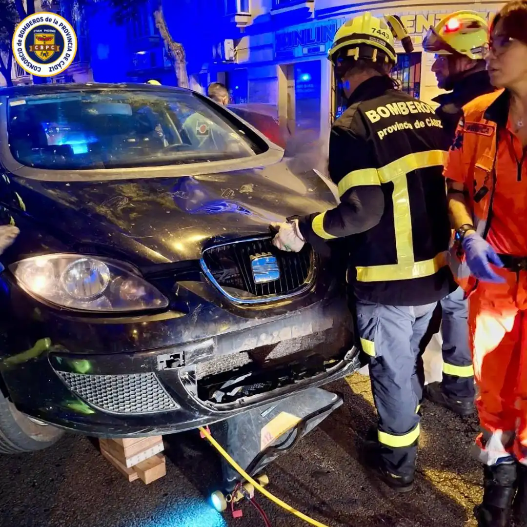 Un momento de la intervennción de los bomberos para tsacar al fallecido de debajo del vehículo, donde quedó atrapado.