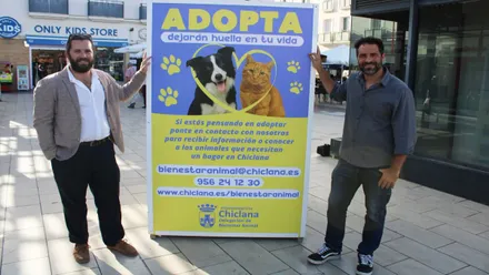 Los delegados junto al cartel que promueve las adopciones de animales en Chiclana.