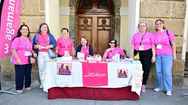 Voluntarias de la Asociación de Mujeres Gaditanas con Cáncer de Mama (Agamama) participan en las actividades de sensibilización organizadas en Cádiz por el Día Internacional del Cáncer de Mama.