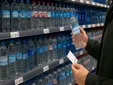 El 41% de los españoles no bebe agua del grifo, así elige la OCU las aguas embotelladas más recomendadas