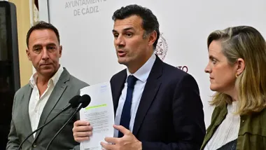 Bruno García (en el centro) junto a sus tenientes de alcalde José Manuel Cossi y Mayte González Negroto.
